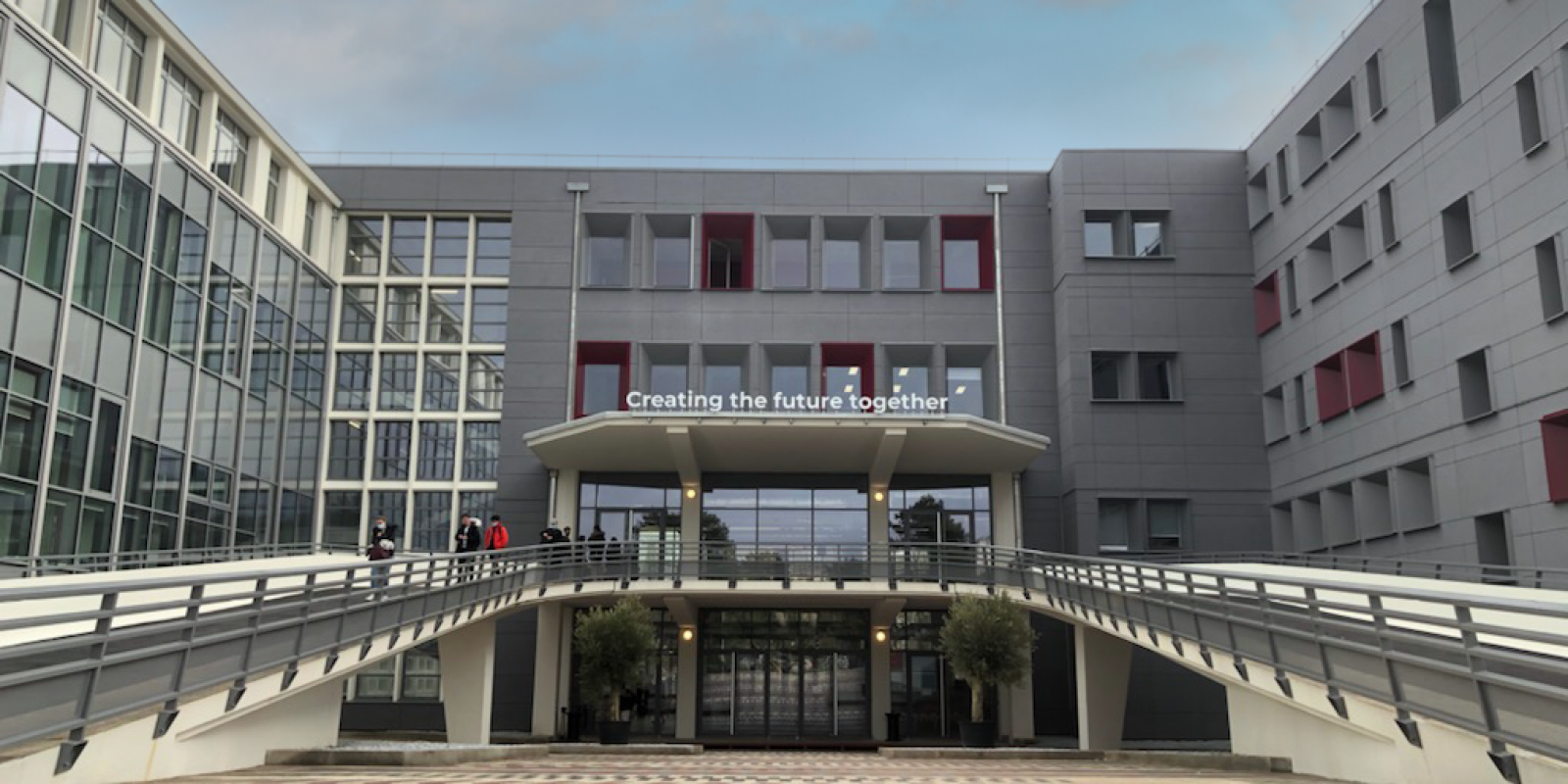 Vue de l'extérieur du campus de Paris-Cachan