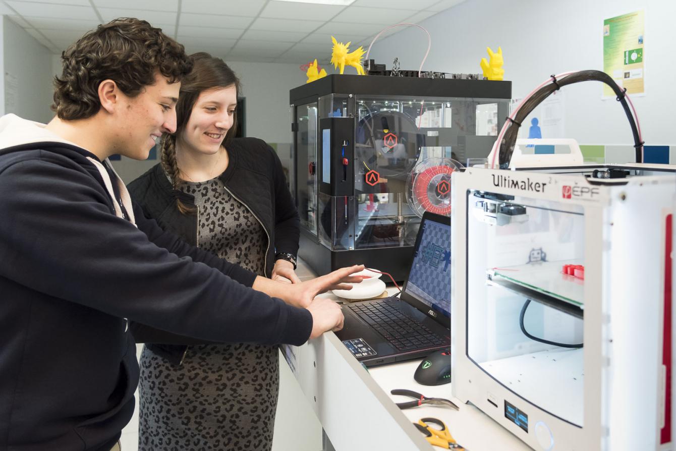 innovation pédagogique élèves manipulant imprimante 3D