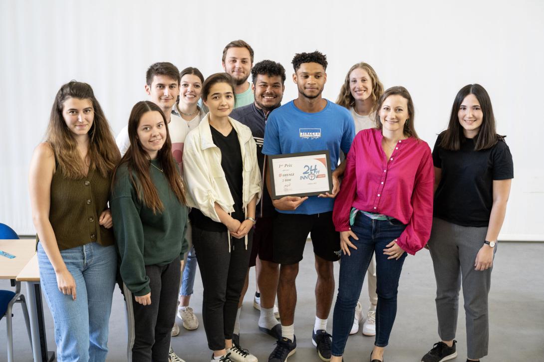 Photo du 1er prix du Challenge 24h Innov'Handicap 2022, avec l'équipe FENC'SKI