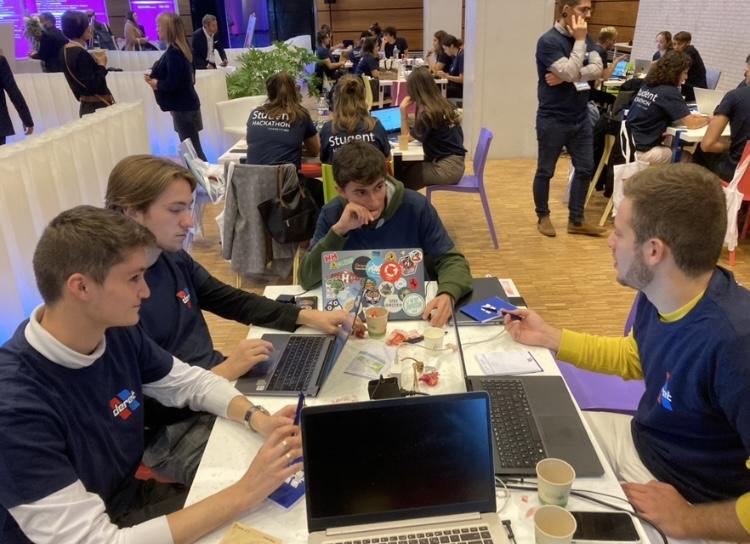 Timothée De Rolland, Tom Benard, Hugo Montagnon et Romain Brost Flouch ont participé à un hackaton organisé par Cosmetic Valley et sponsorisé par Deret