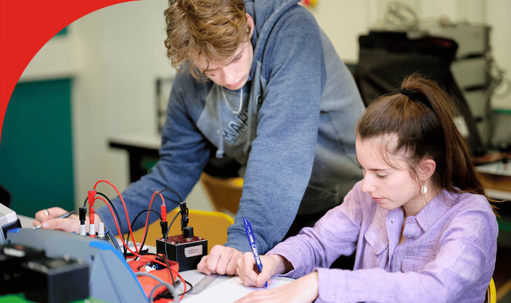 Photo représentant un étudiant et une étudiante en cours de physique